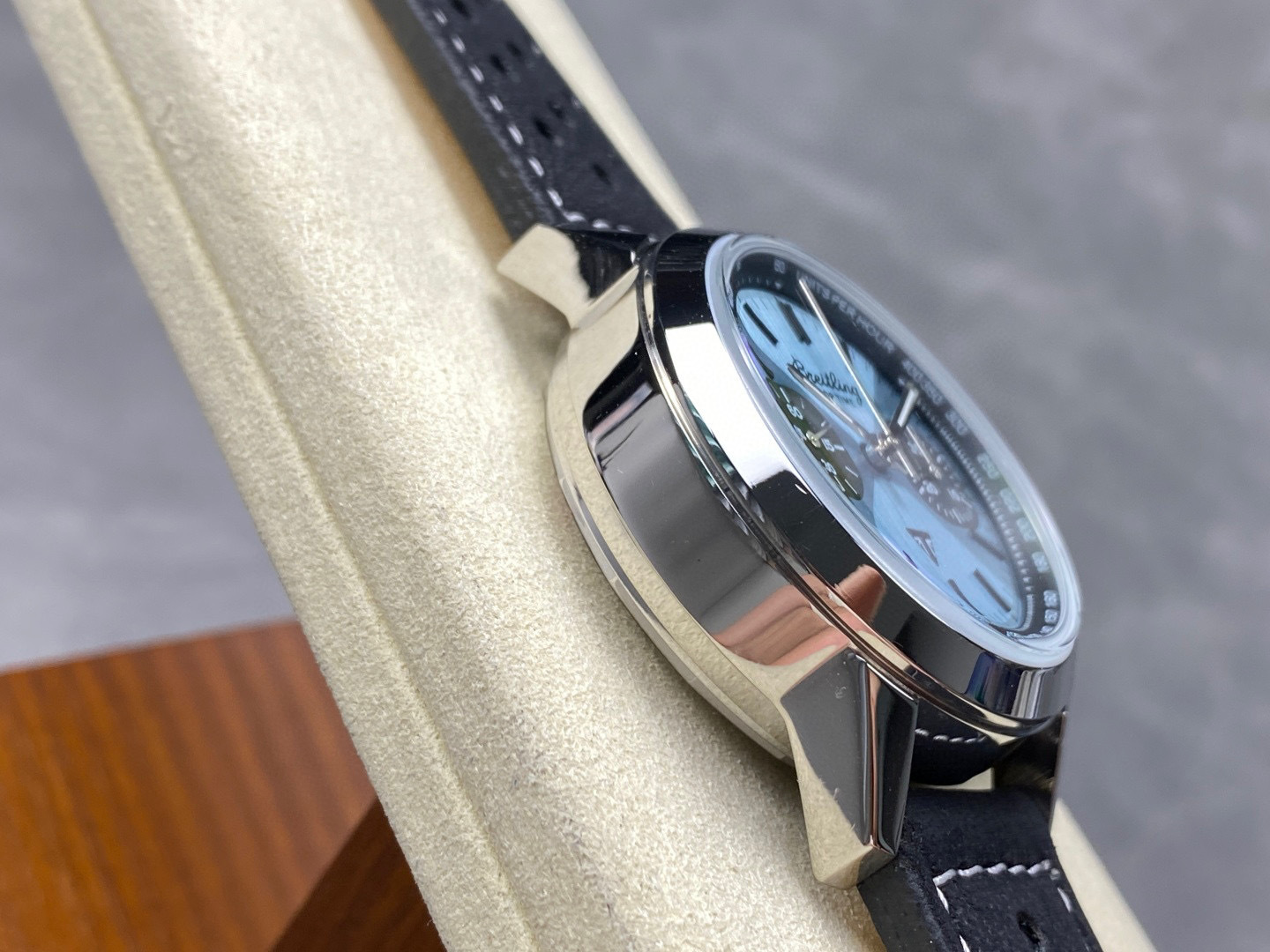 Breitling Focus on big factory goods