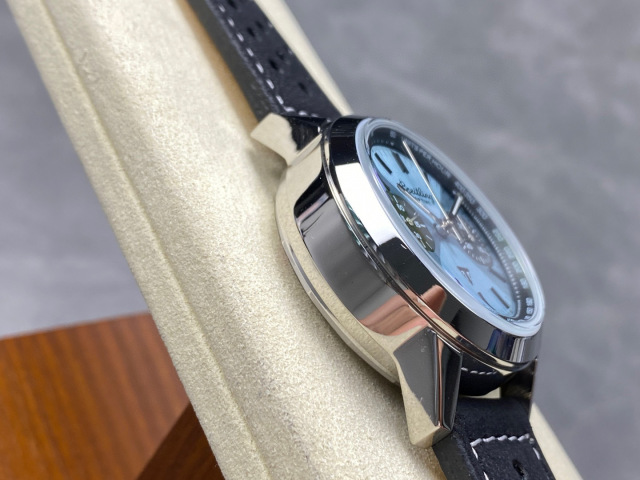 Breitling Focus on big factory goods