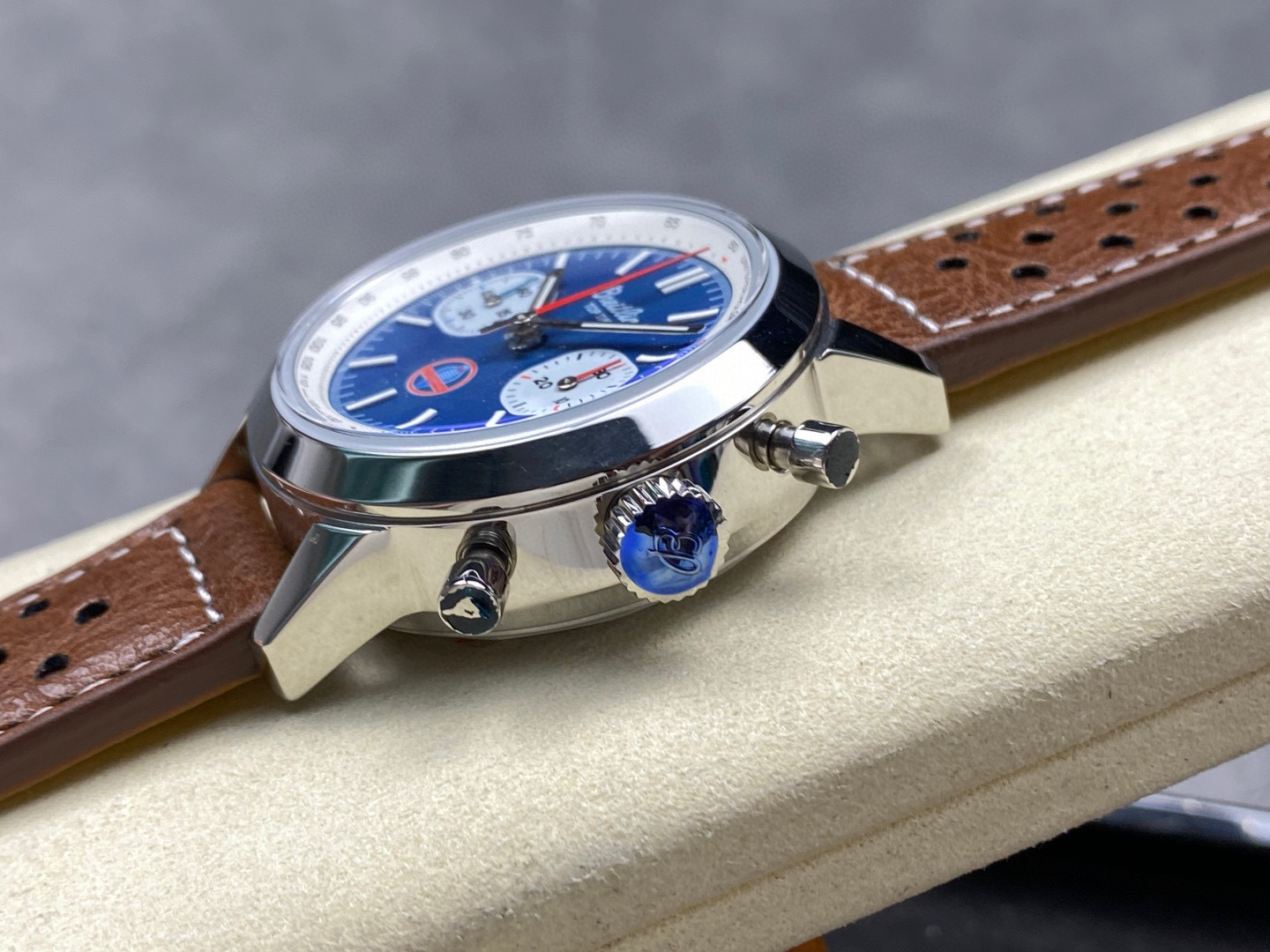 Breitling Focus on big factory goods