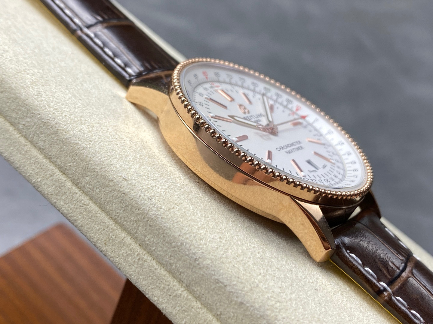 Breitling Focus on big factory goods