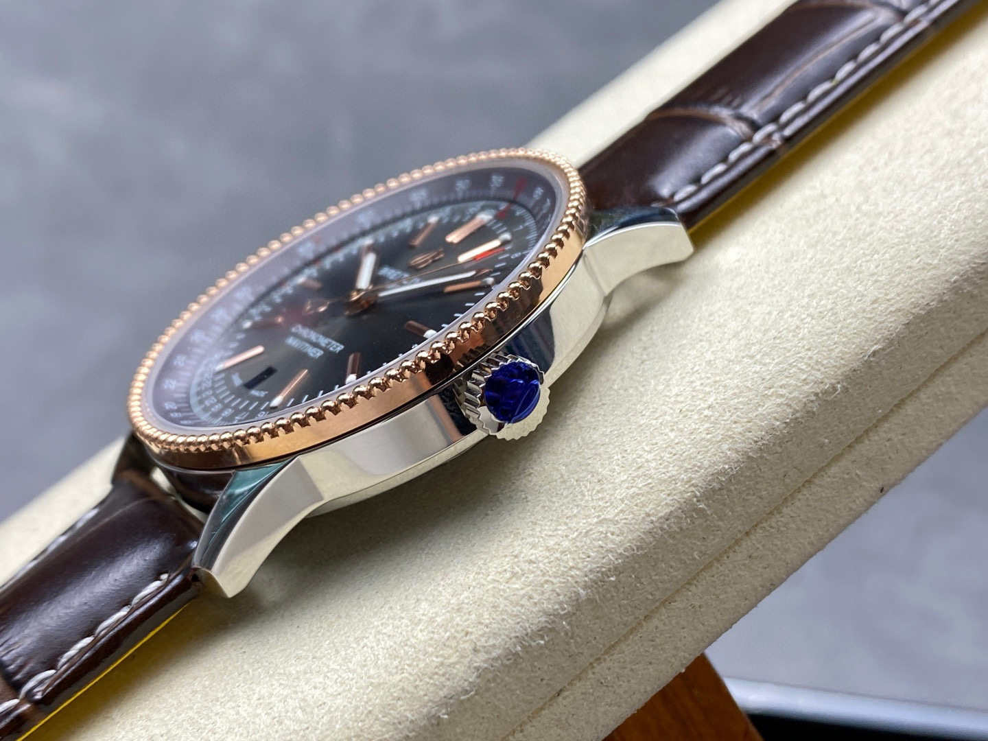 Breitling Focus on big factory goods