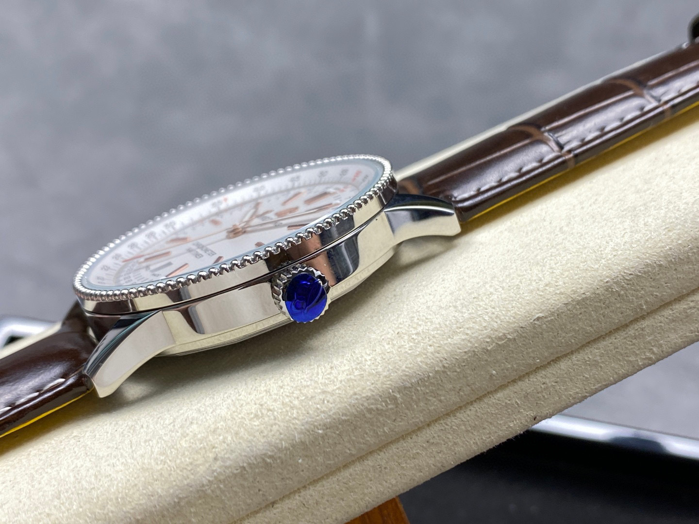 Breitling Focus on big factory goods