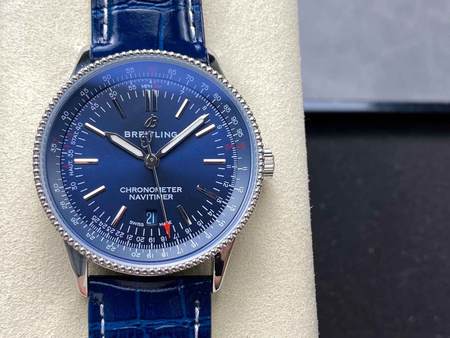 Breitling Focus on big factory goods