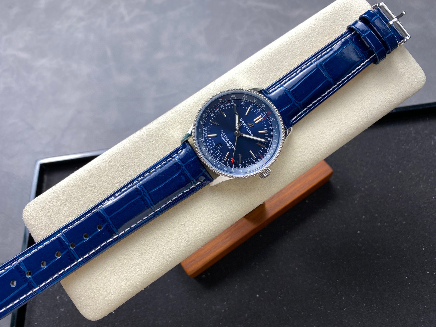 Breitling Focus on big factory goods