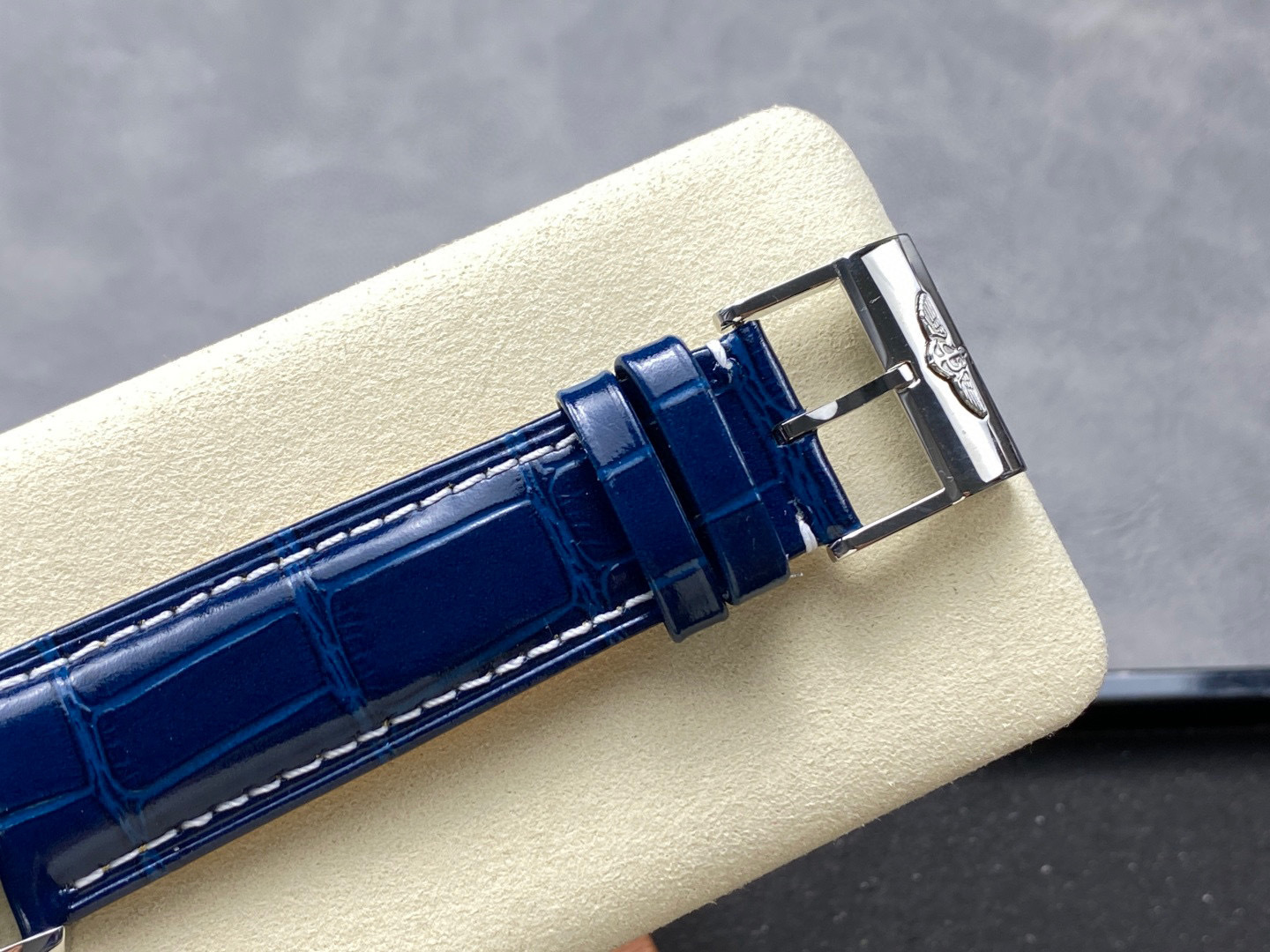 Breitling Focus on big factory goods