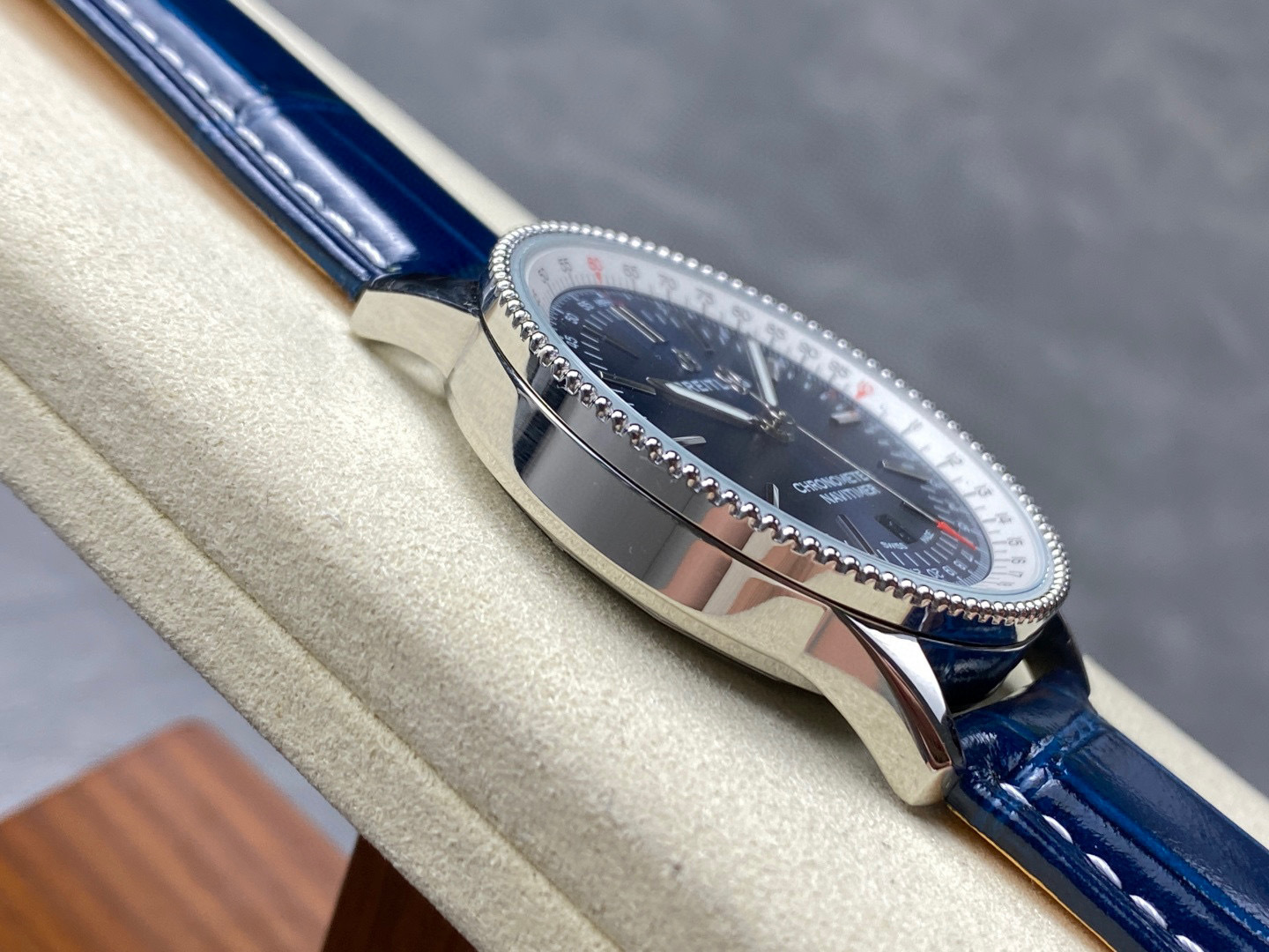 Breitling Focus on big factory goods