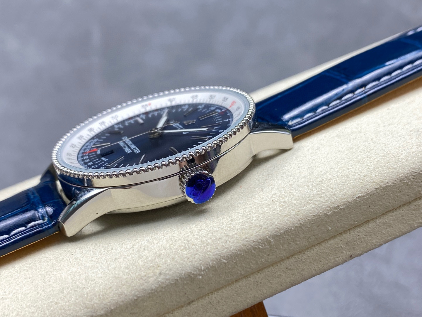 Breitling Focus on big factory goods