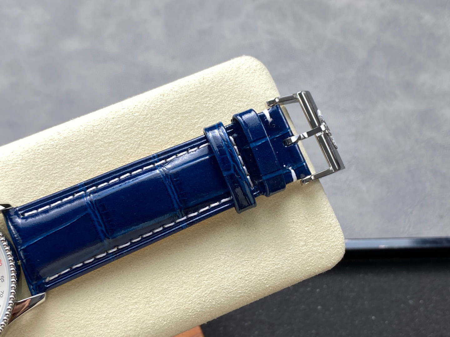Breitling Focus on big factory goods