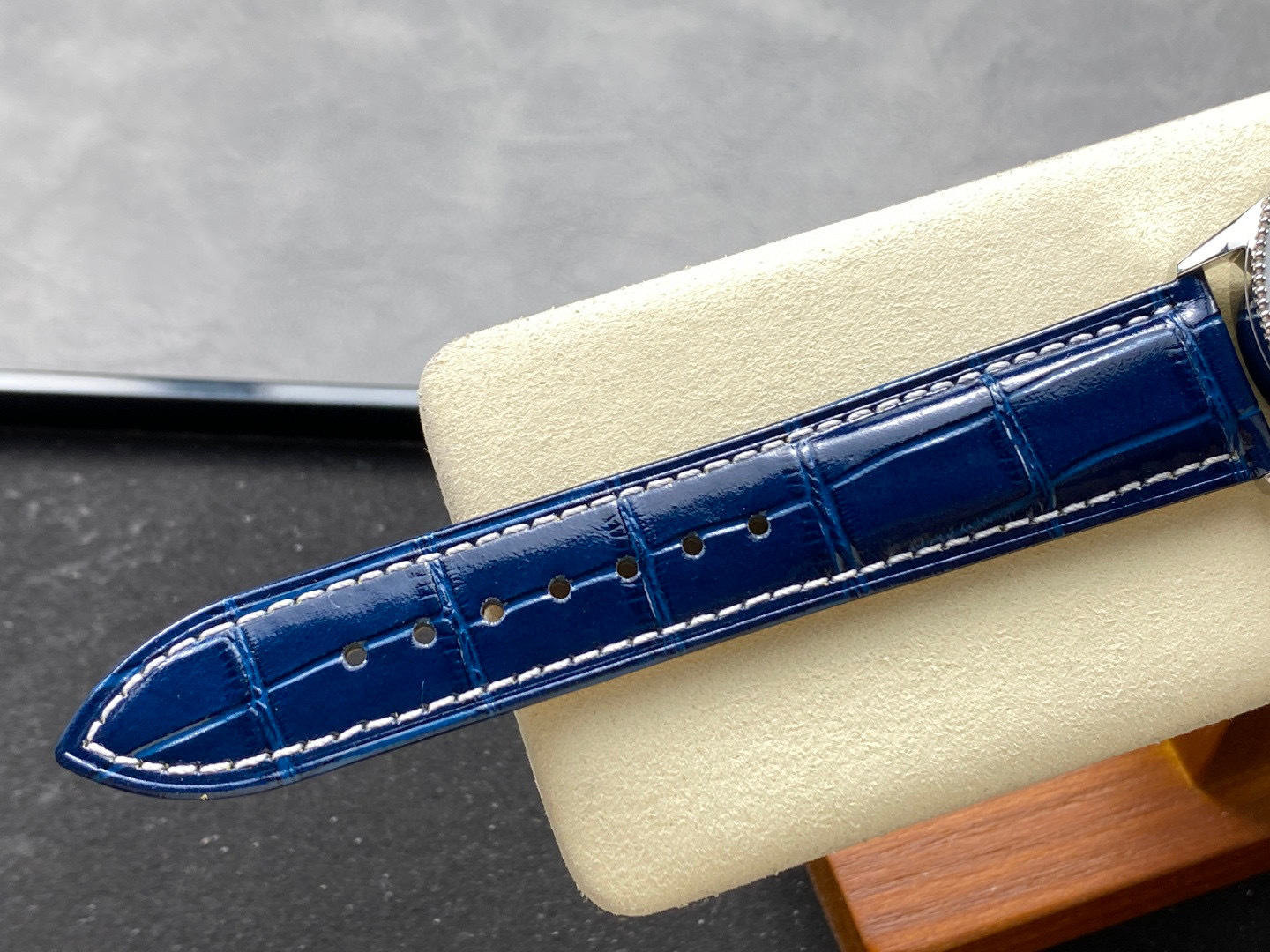 Breitling Focus on big factory goods