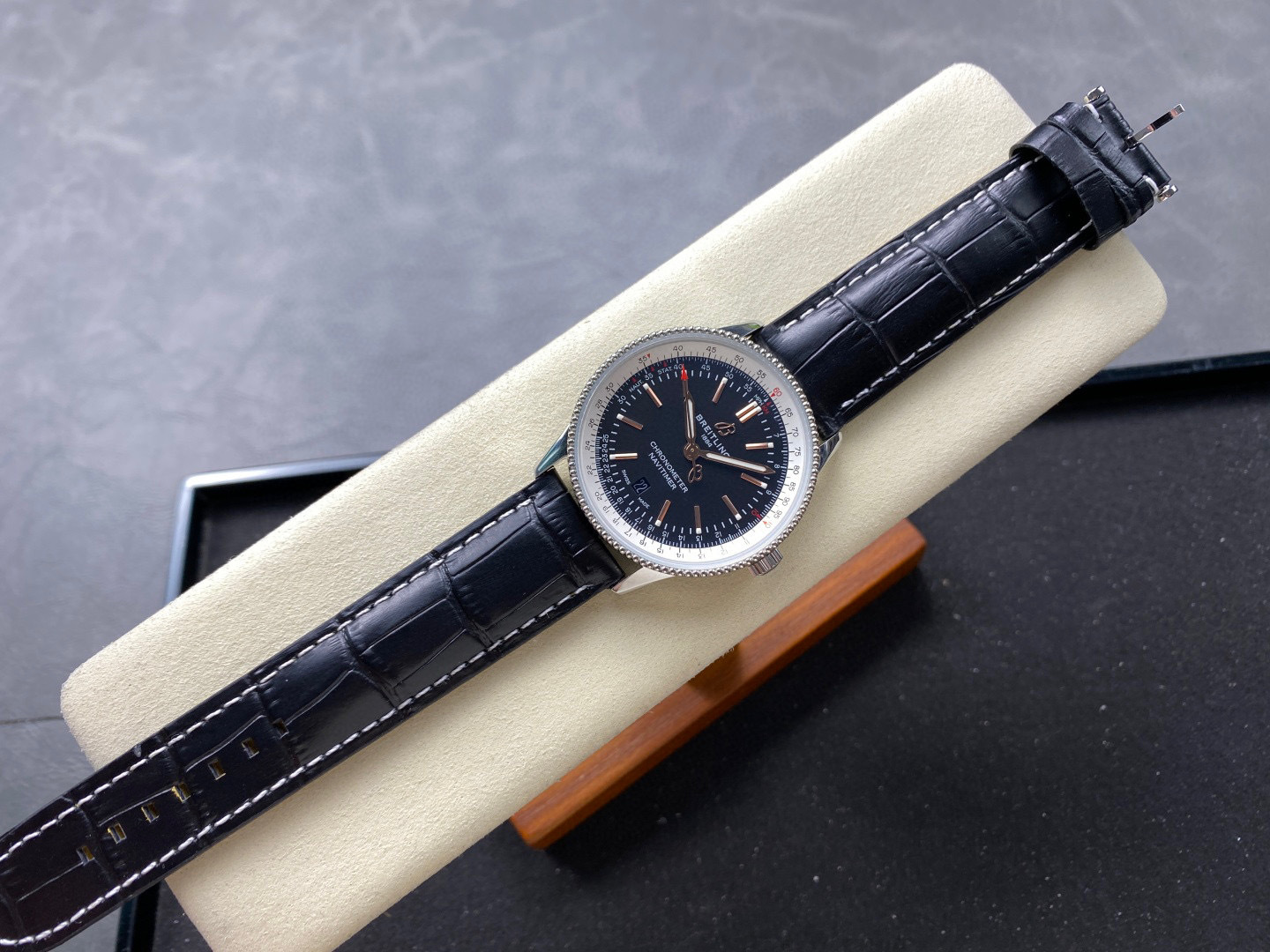 Breitling Focus on big factory goods
