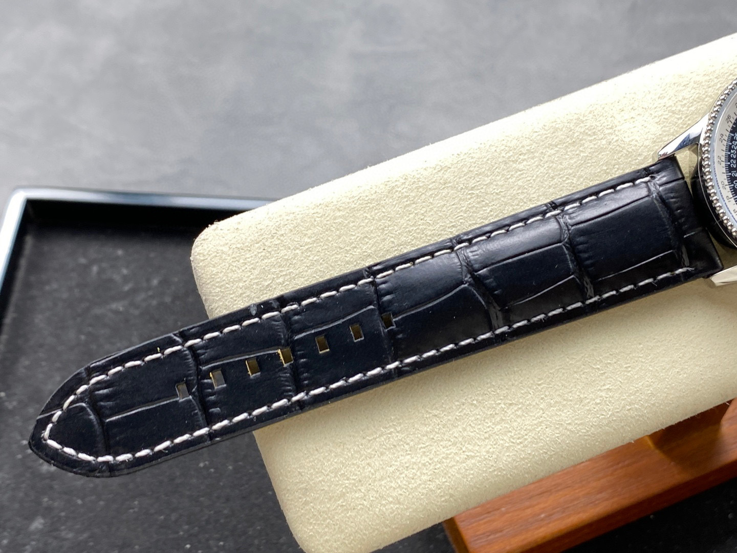 Breitling Focus on big factory goods