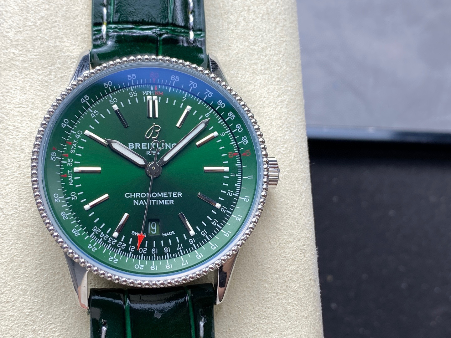 Breitling Focus on big factory goods