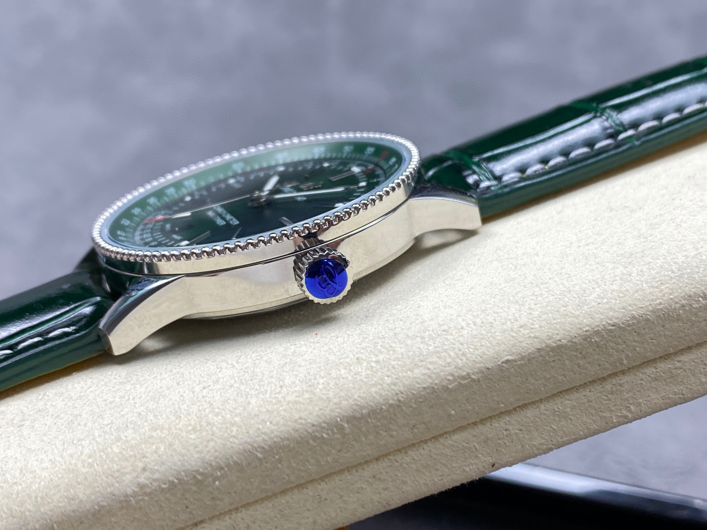 Breitling Focus on big factory goods