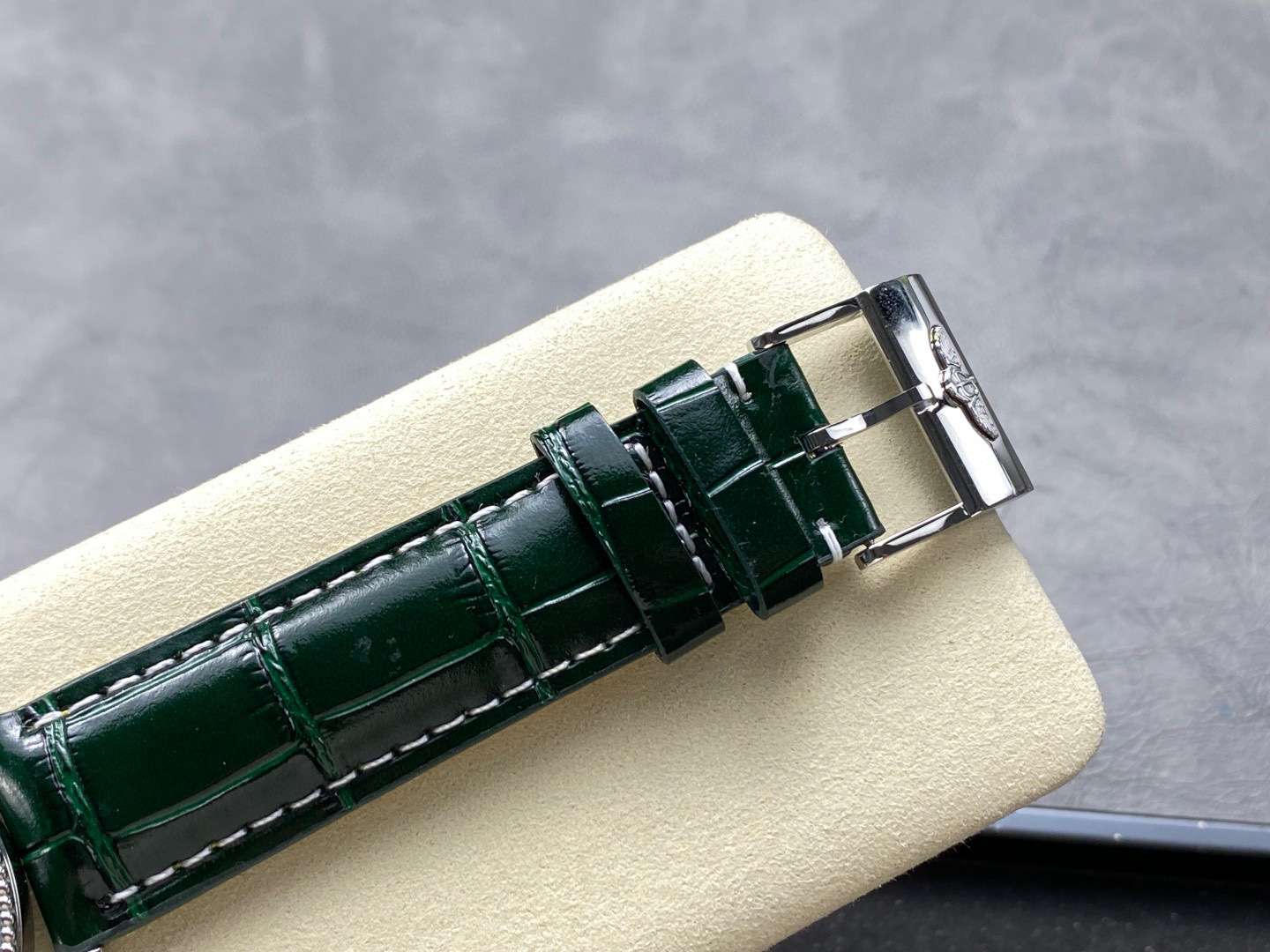 Breitling Focus on big factory goods
