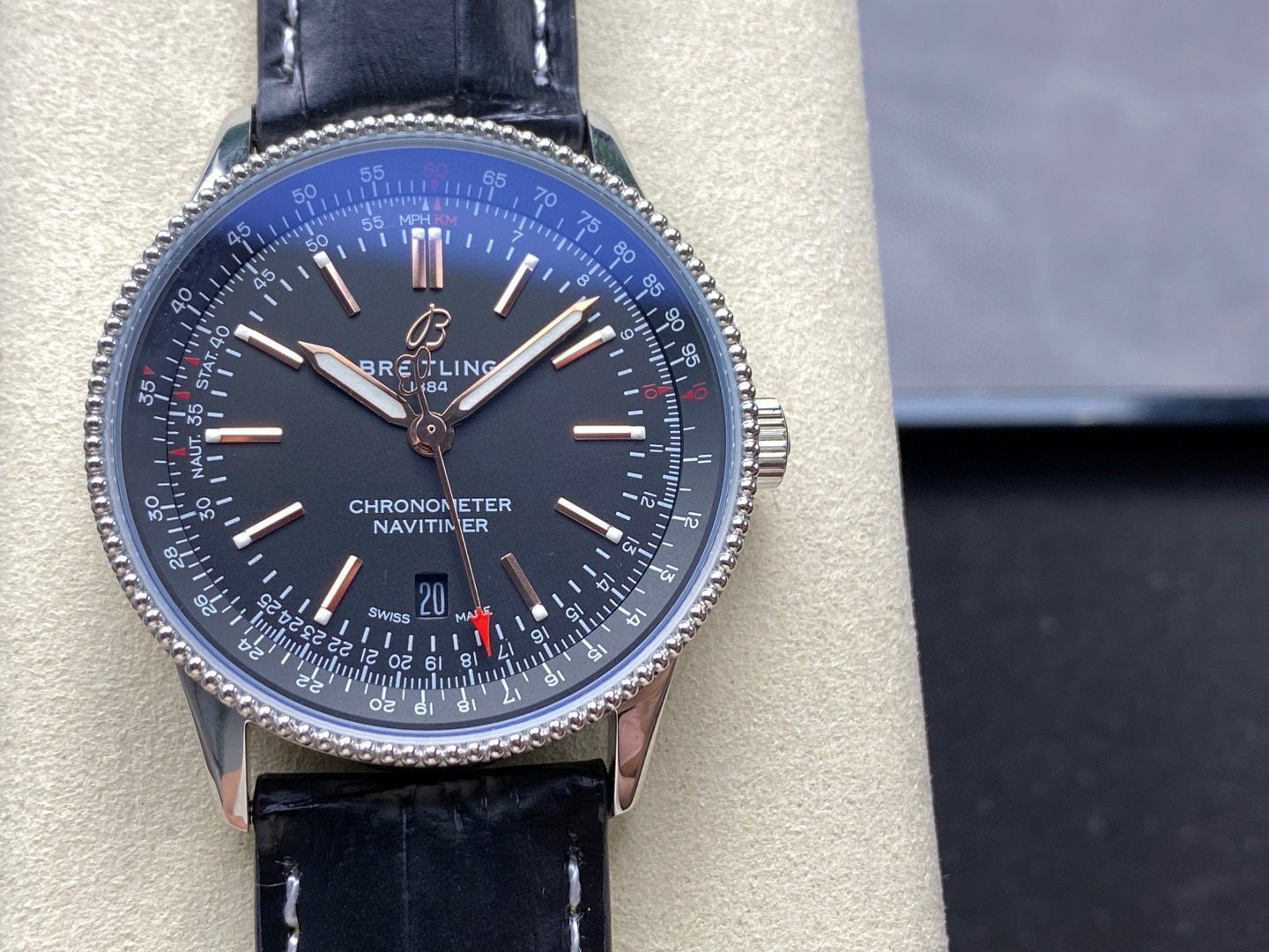 Breitling Focus on big factory goods