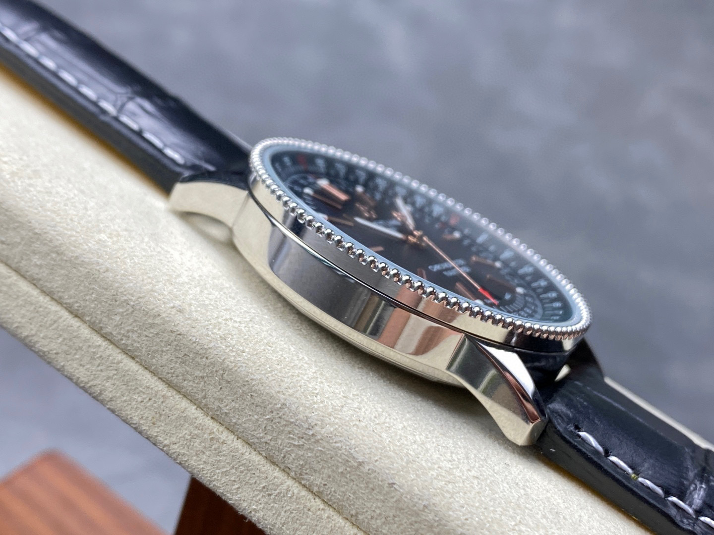Breitling Focus on big factory goods