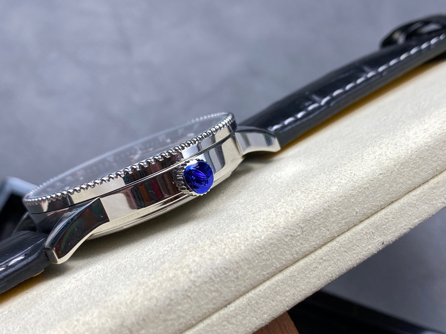 Breitling Focus on big factory goods