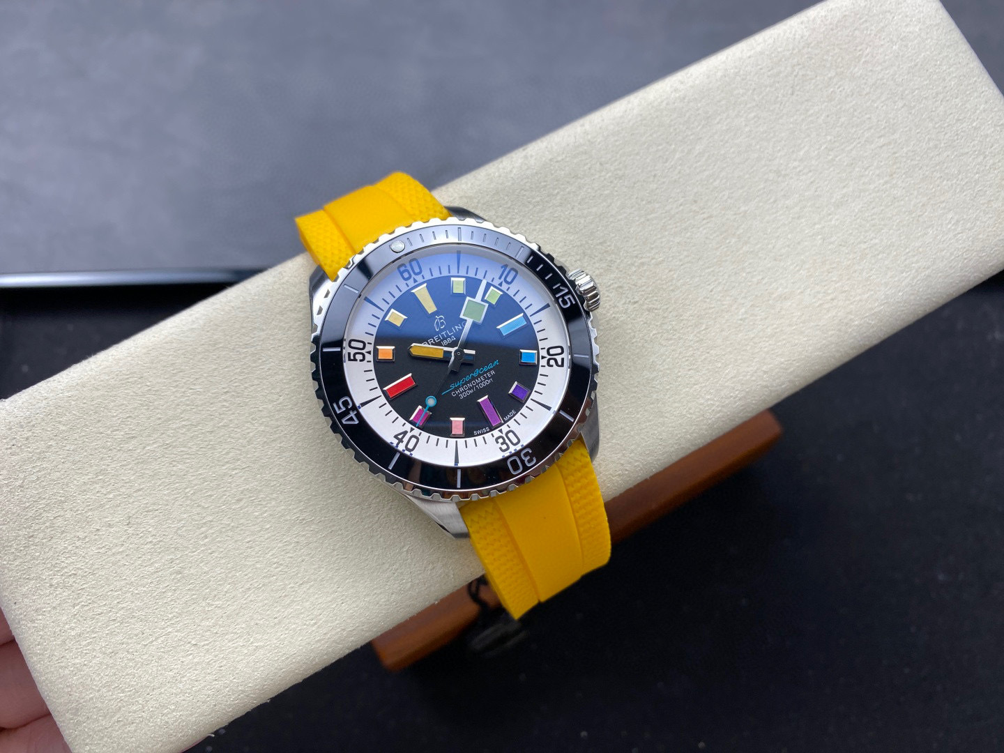 Breitling Focus on big factory goods