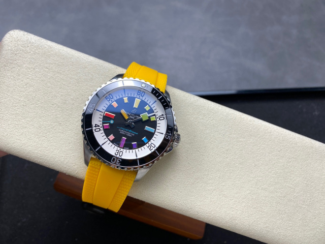 Breitling Focus on big factory goods