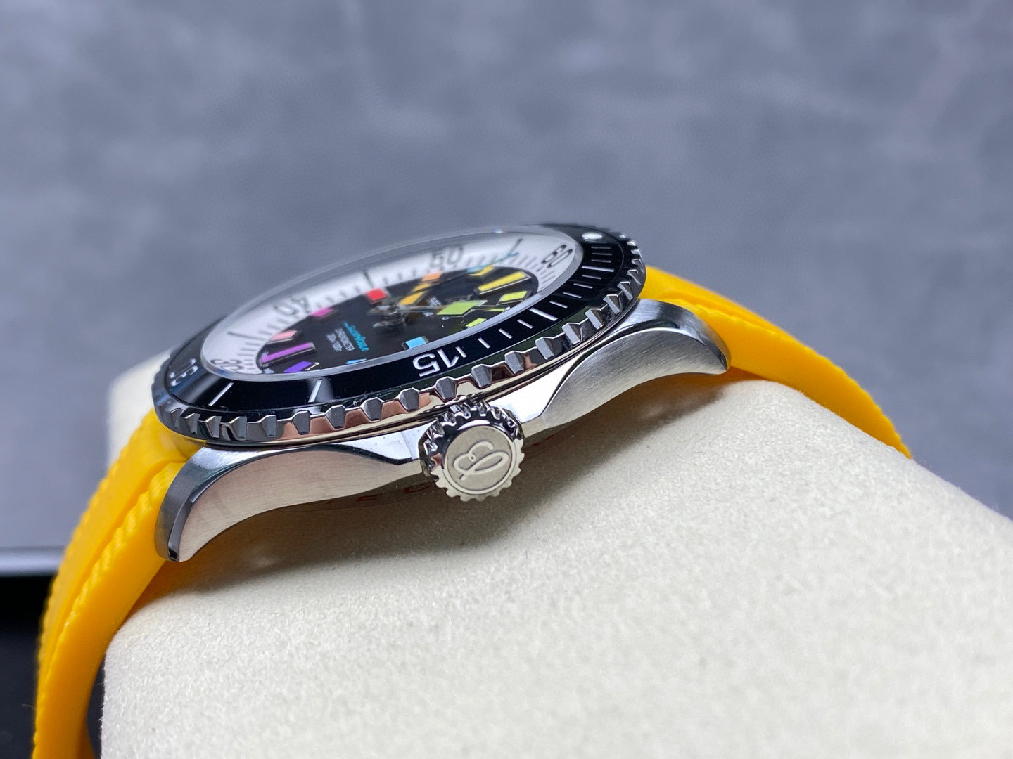 Breitling Focus on big factory goods