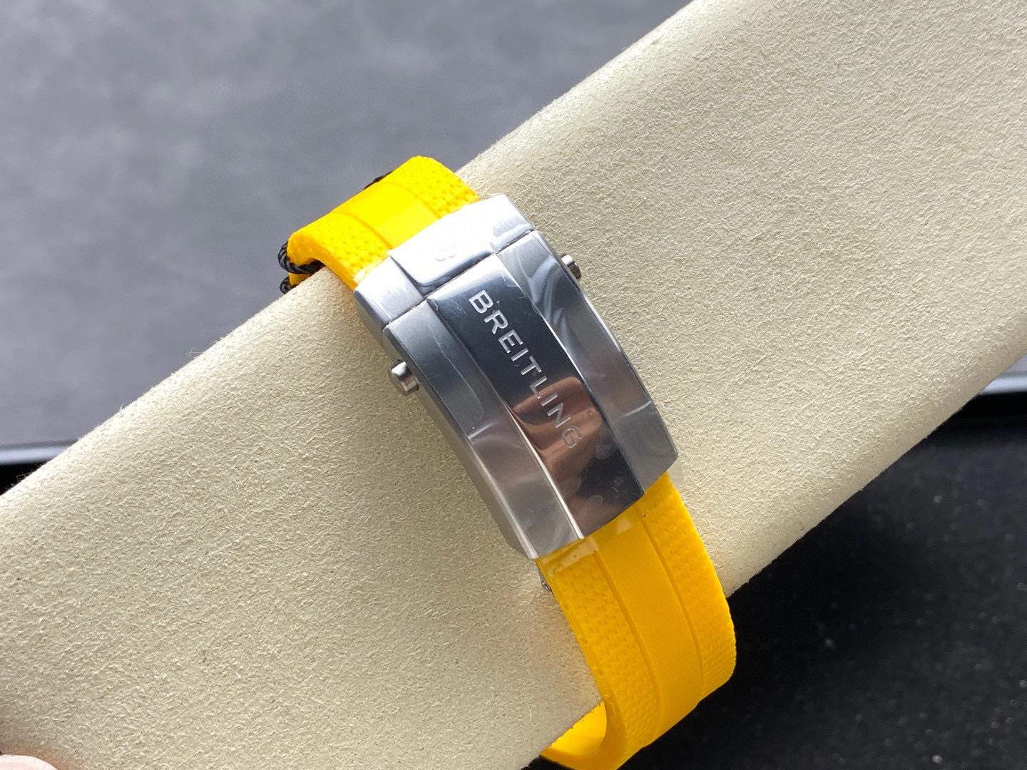 Breitling Focus on big factory goods
