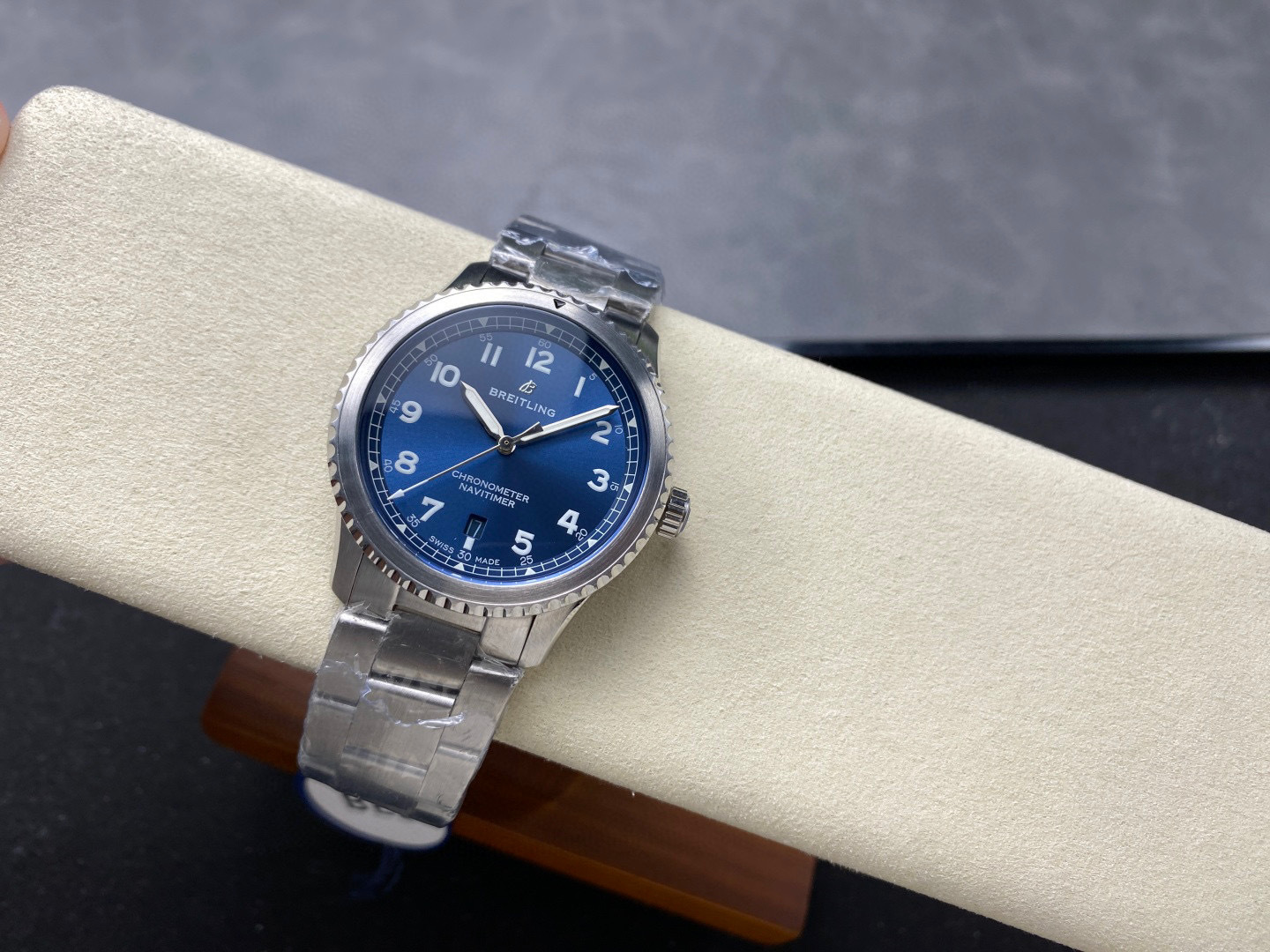 Breitling Focus on big factory goods