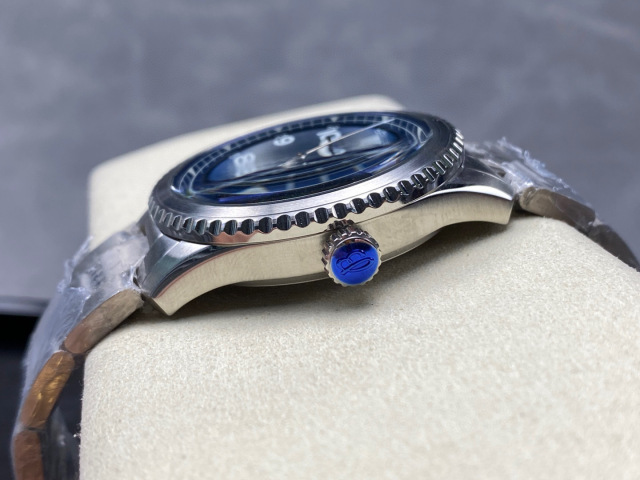 Breitling Focus on big factory goods