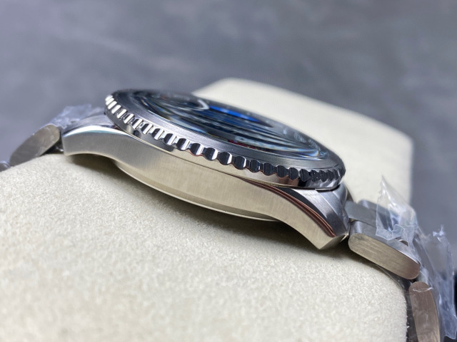Breitling Focus on big factory goods