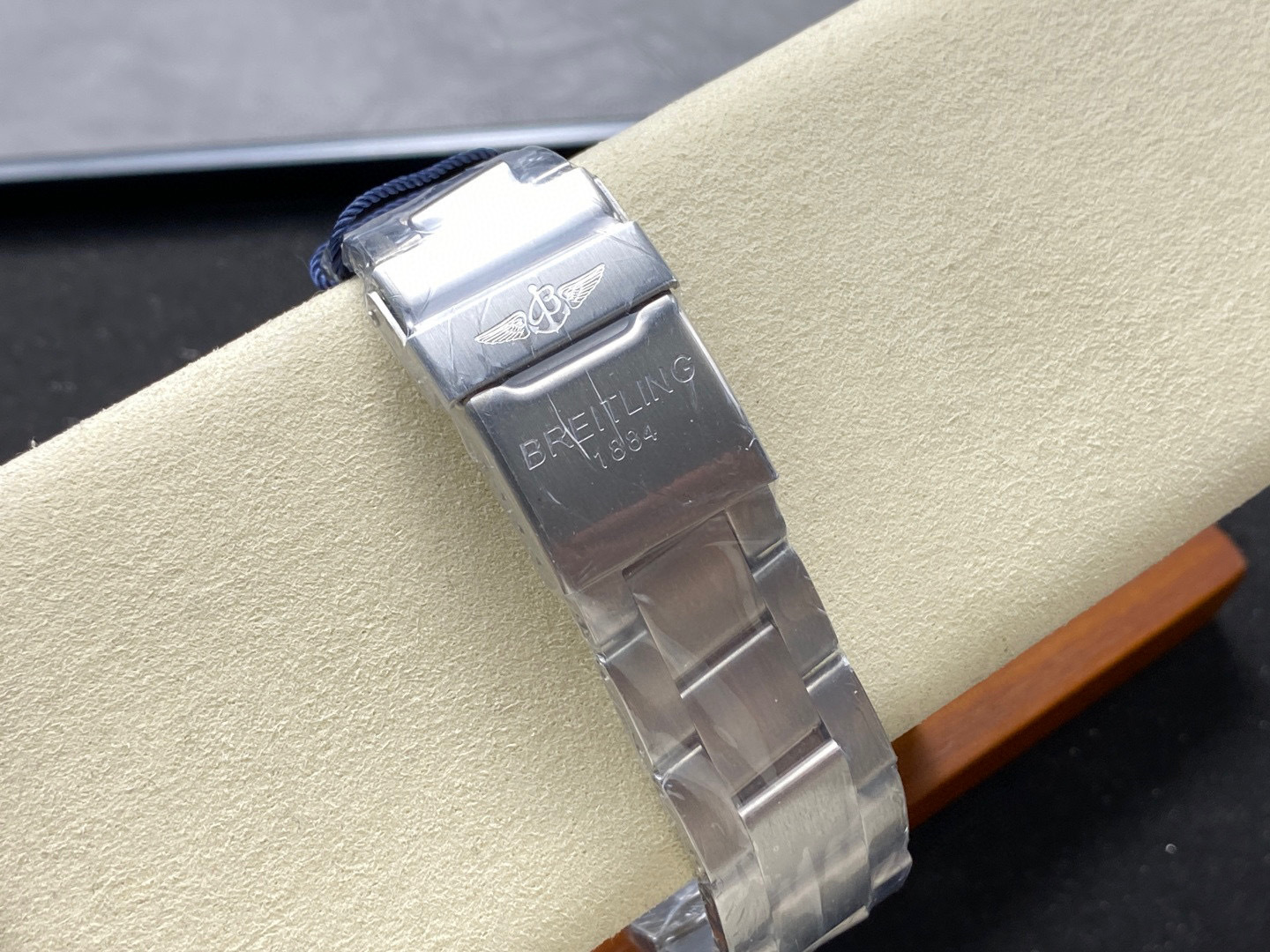Breitling Focus on big factory goods