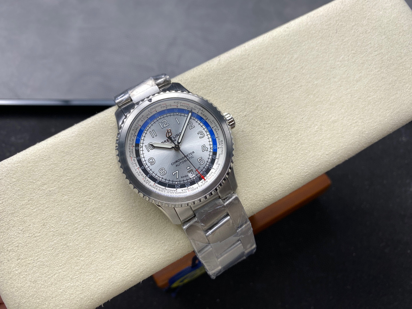 Breitling Focus on big factory goods