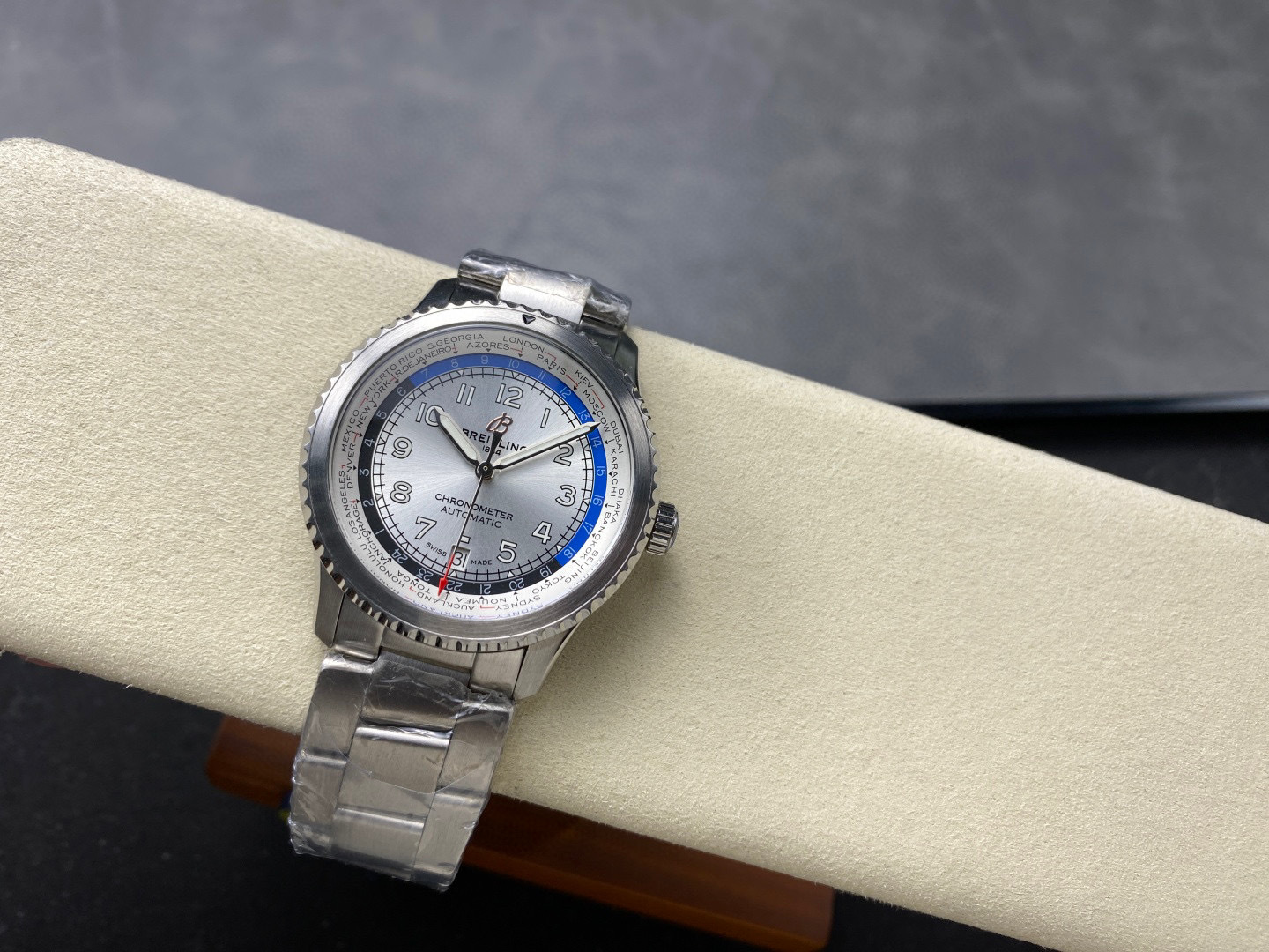 Breitling Focus on big factory goods