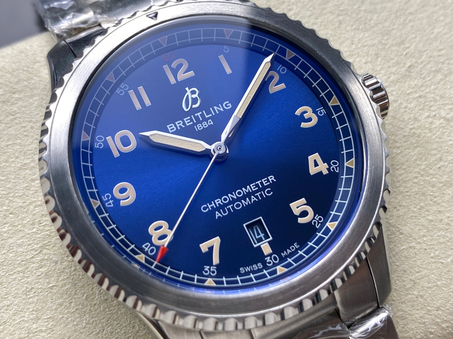 Breitling Focus on big factory goods