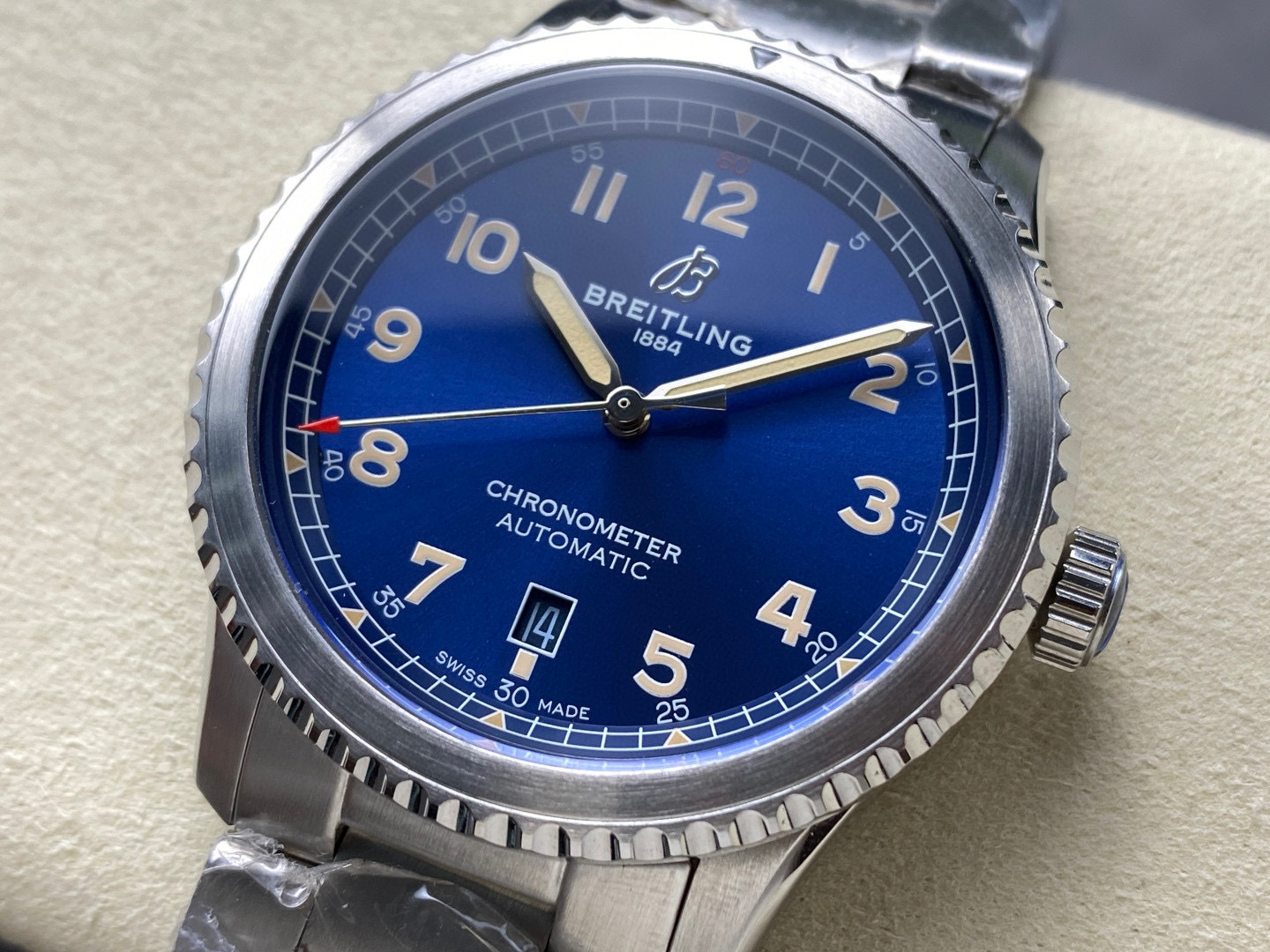 Breitling Focus on big factory goods