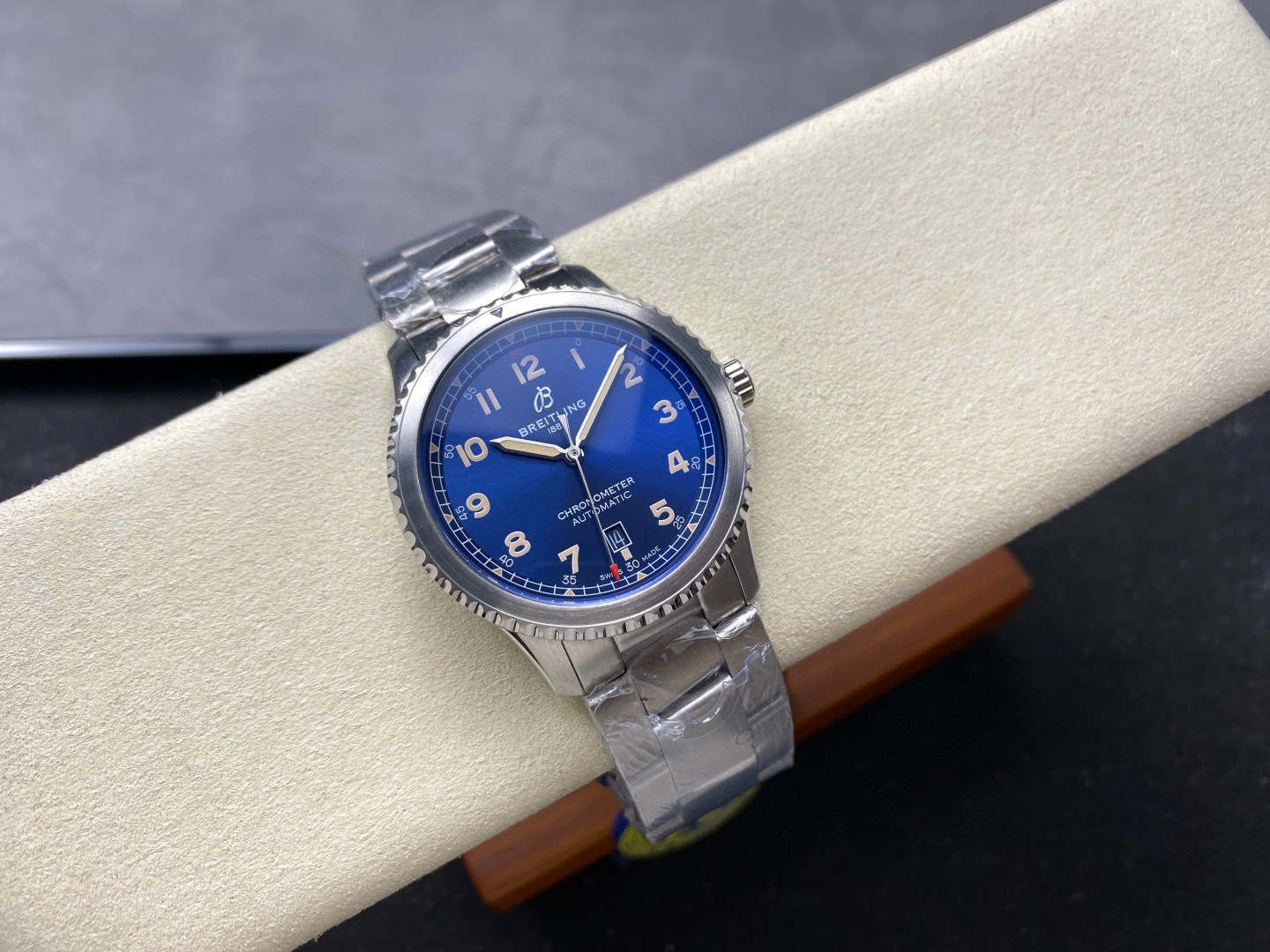 Breitling Focus on big factory goods