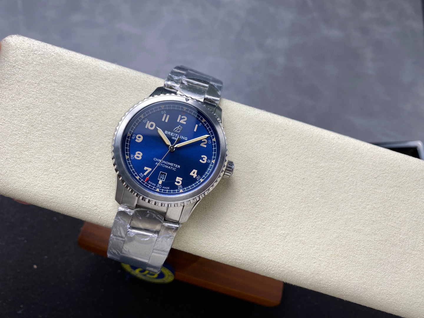 Breitling Focus on big factory goods