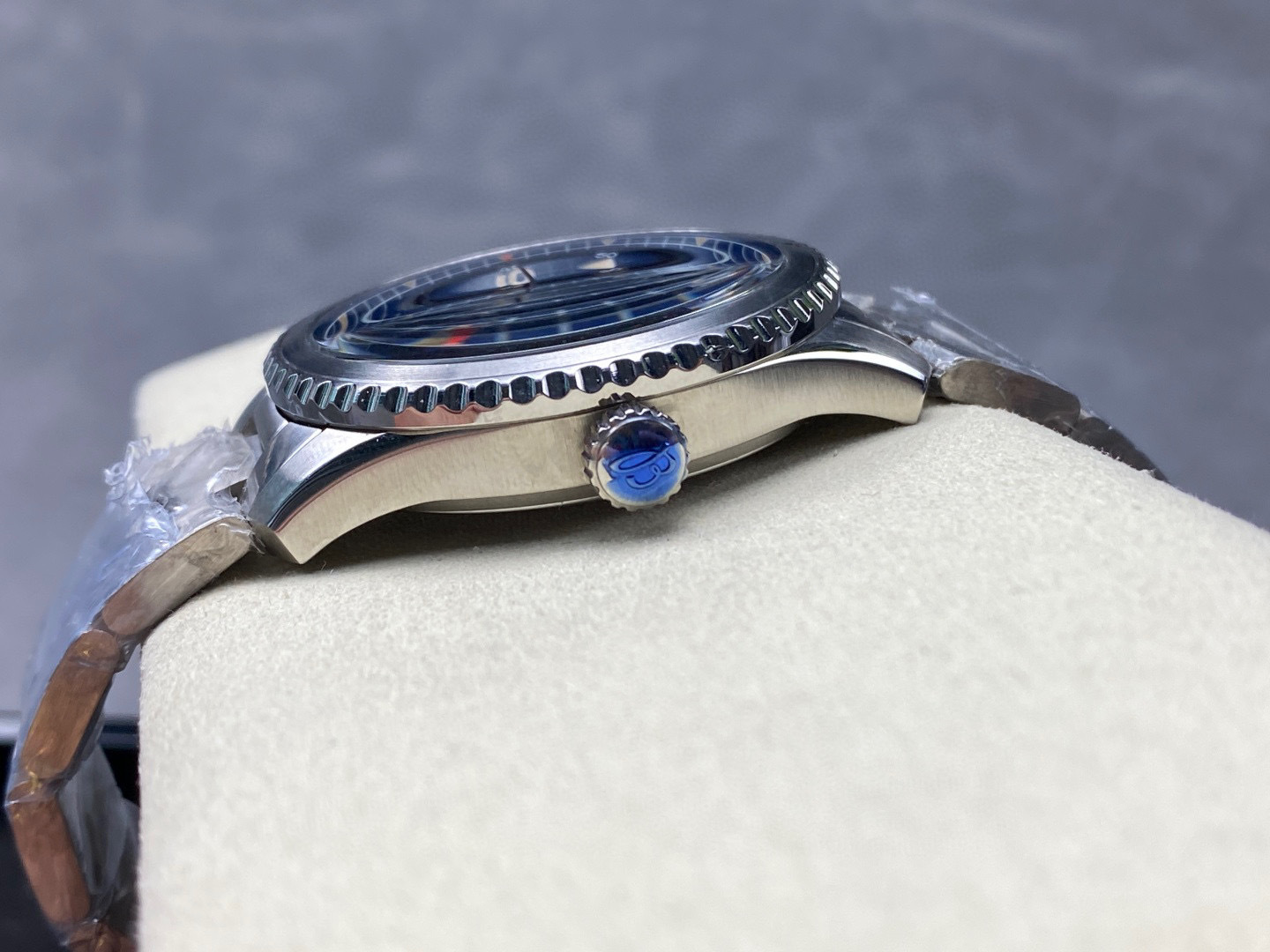 Breitling Focus on big factory goods