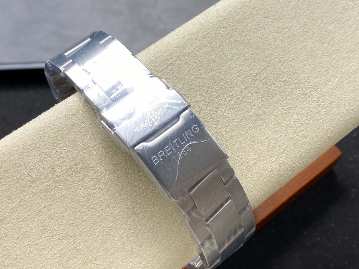 Breitling Focus on big factory goods