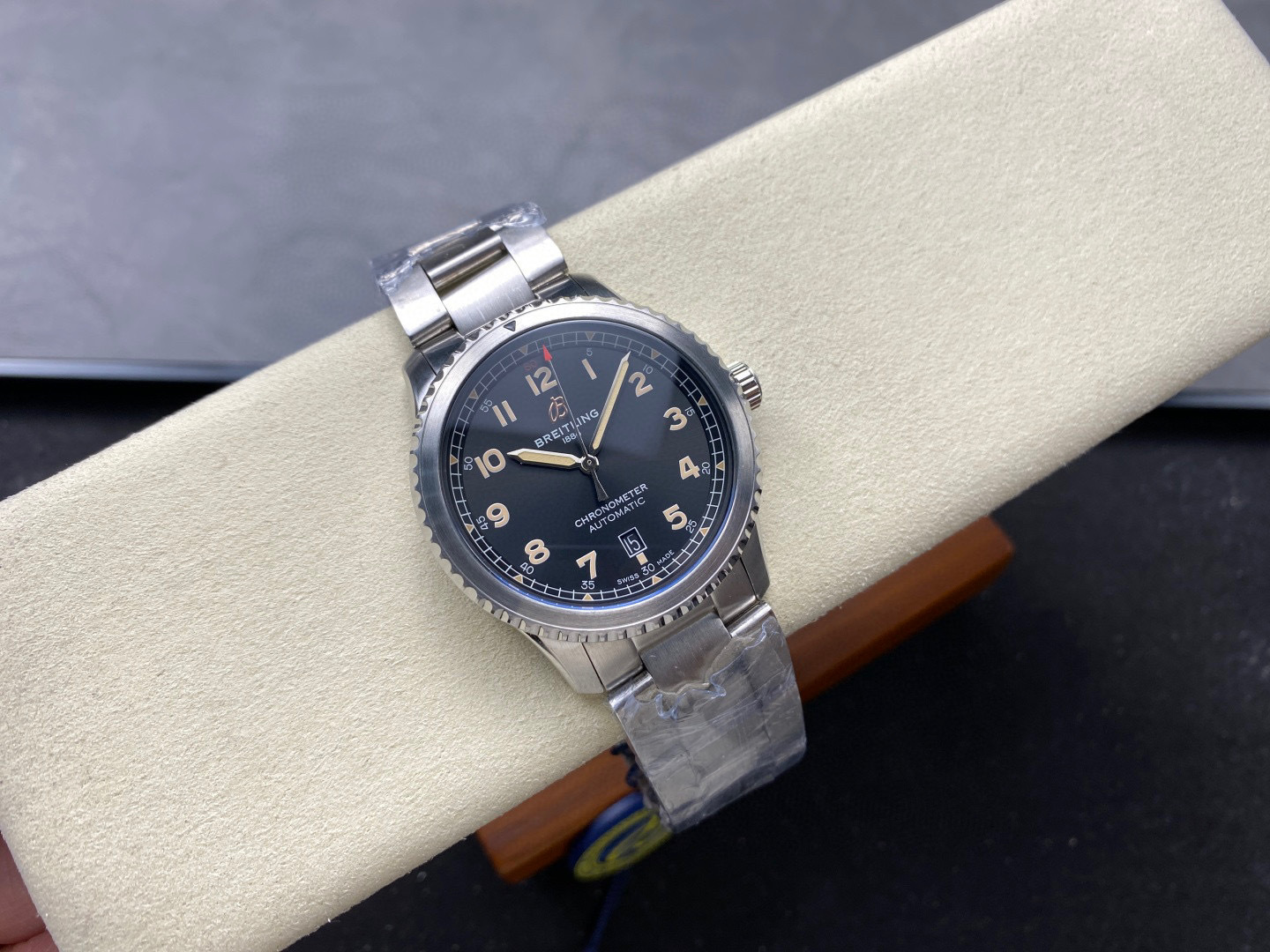 Breitling Focus on big factory goods