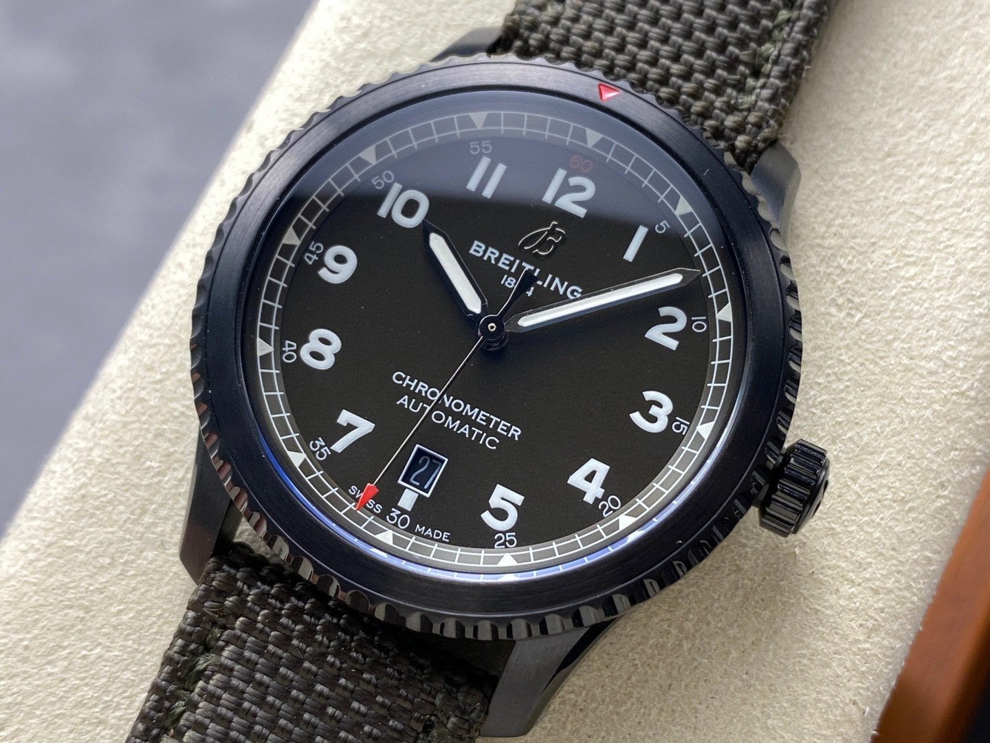 Breitling Focus on big factory goods