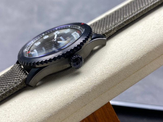Breitling Focus on big factory goods