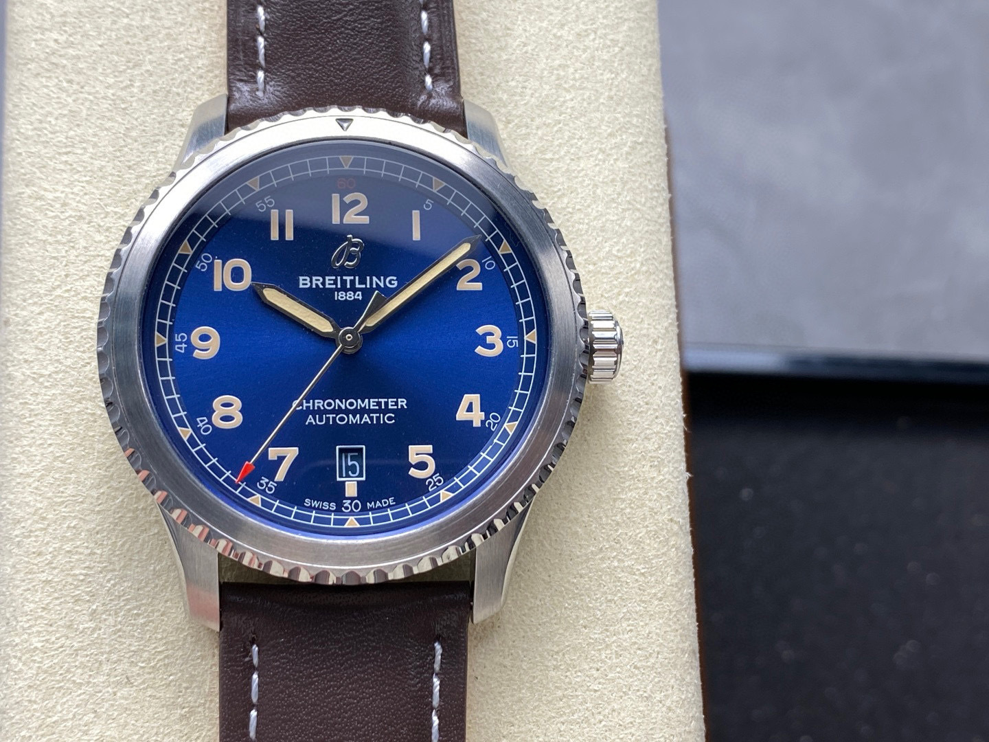 Breitling Focus on big factory goods