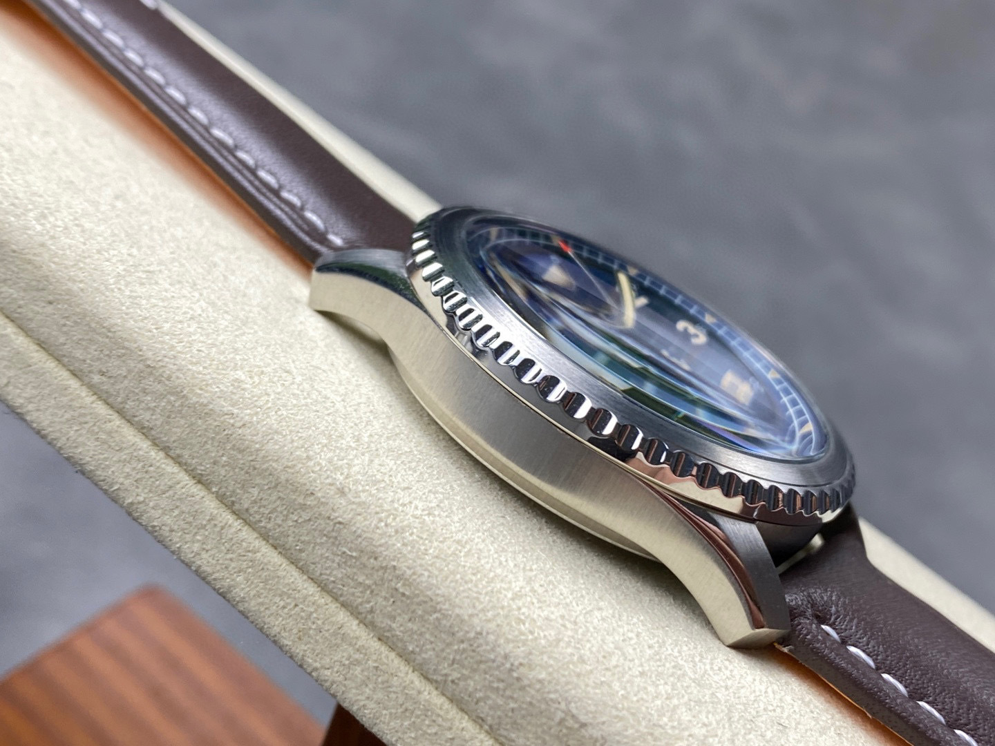 Breitling Focus on big factory goods