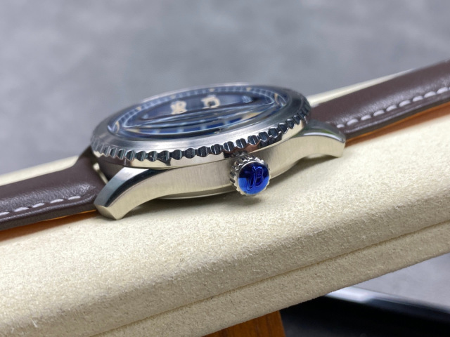 Breitling Focus on big factory goods