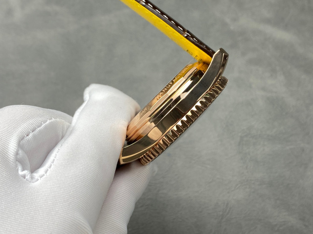 Breitling Focus on big factory goods