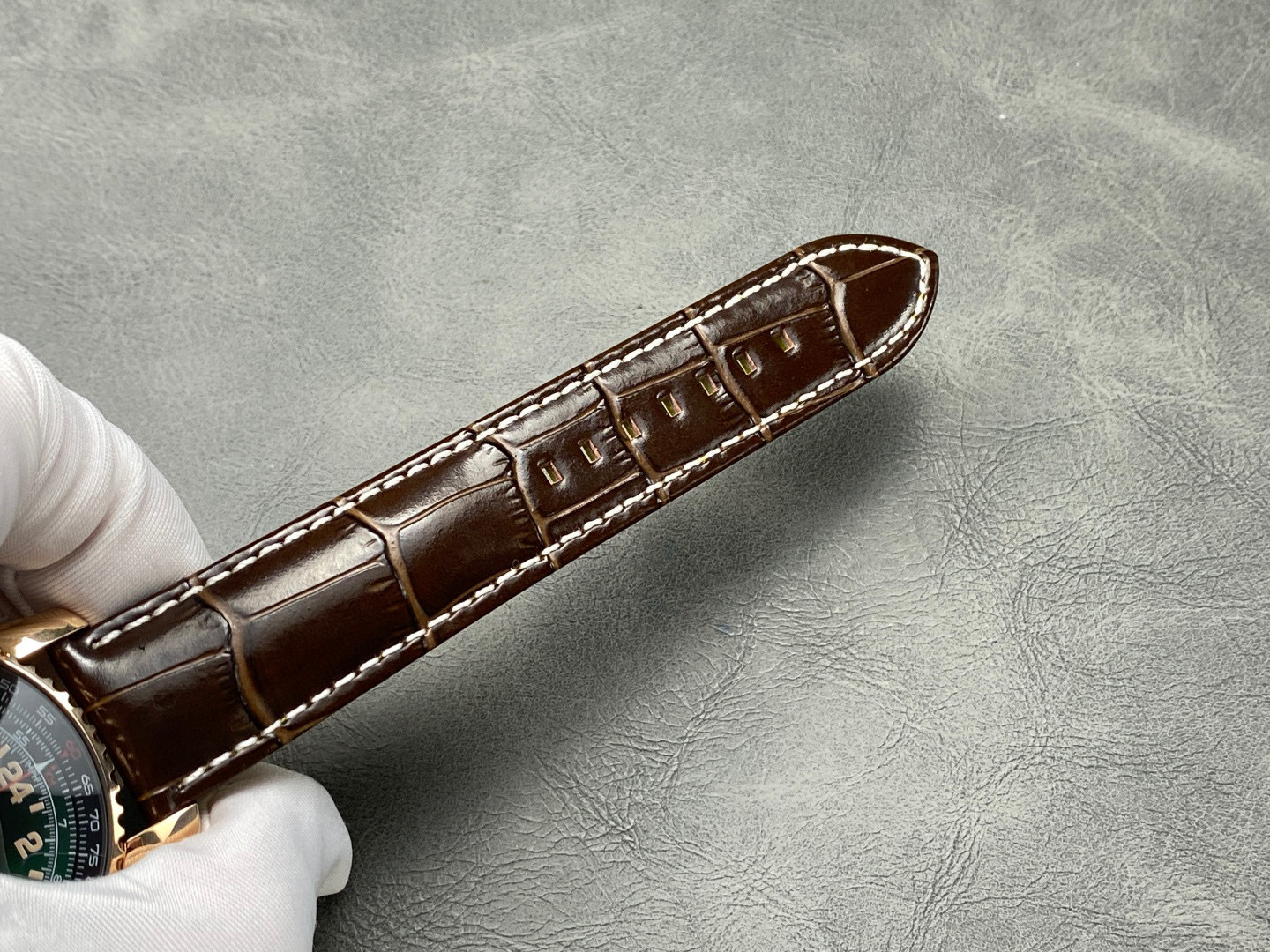 Breitling Focus on big factory goods