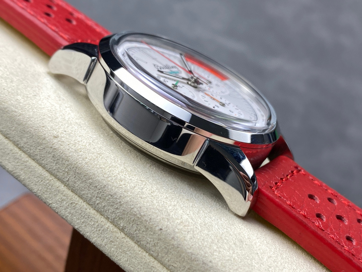 Breitling Focus on big factory goods