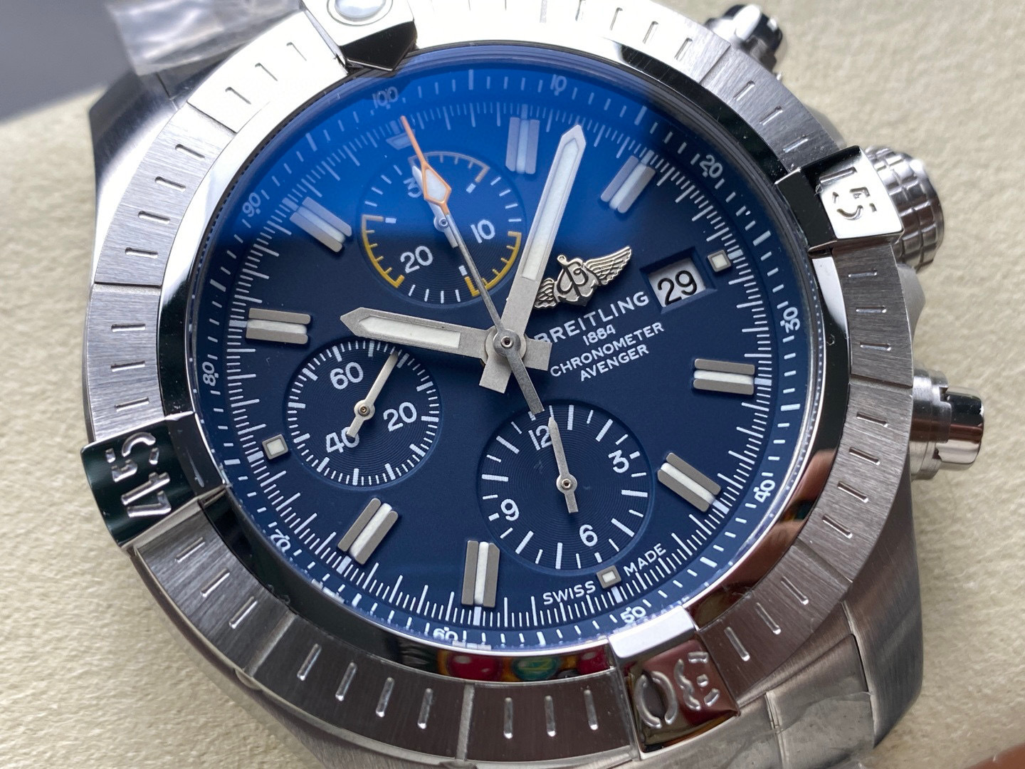 Breitling Focus on big factory goods