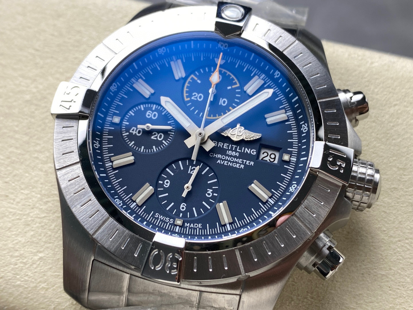 Breitling Focus on big factory goods