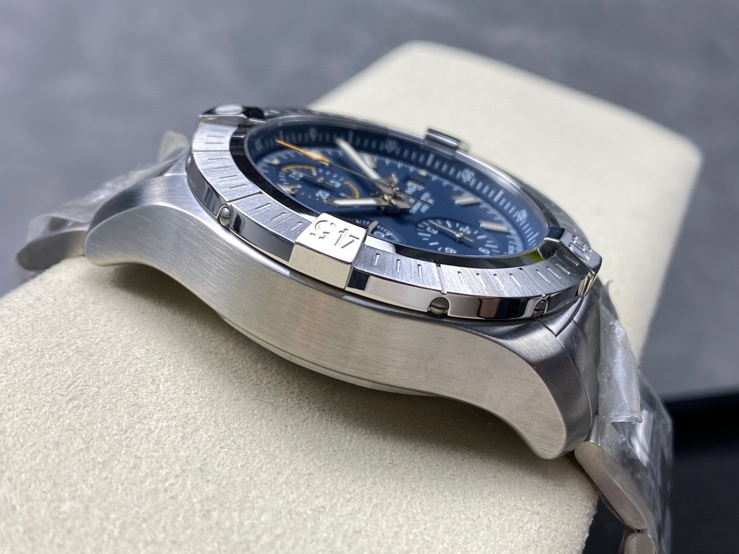 Breitling Focus on big factory goods