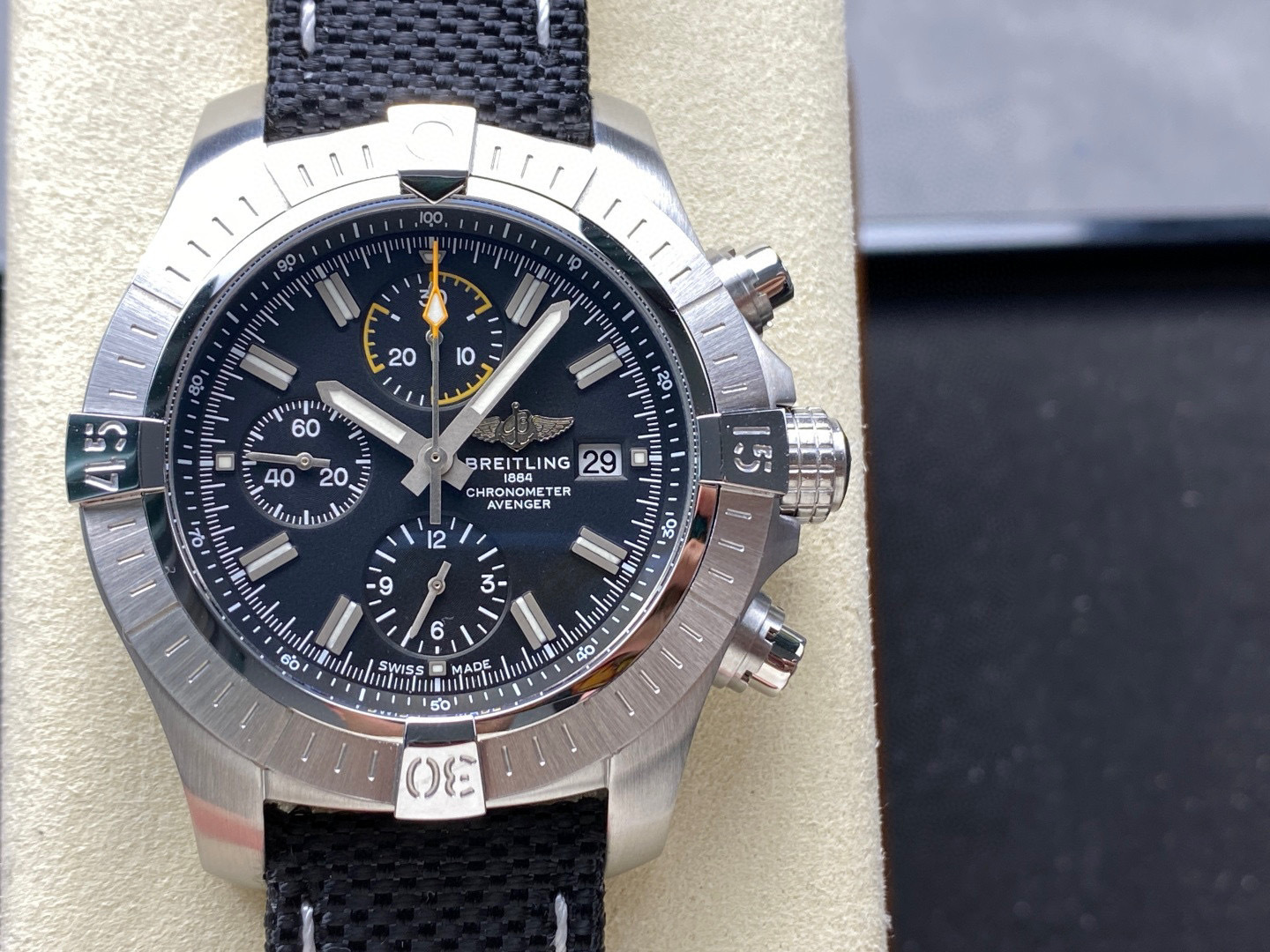 Breitling Focus on big factory goods